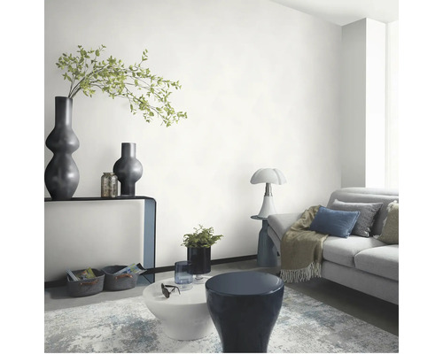 Woonkamer met bank, tafel en decoraties voor interieurontwerp