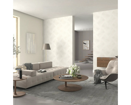 Moderne woonkamer met bank, fauteuil, salontafel en behang met motief