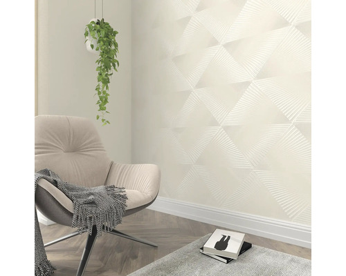 Moderne woonkamer met fauteuil, kamerplant en driedimensionaal behang met geometrisch patroon