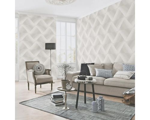 Woonkamer met bank, fauteuil, tapijt en patroonbehang