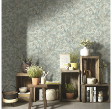Woonkamer met bloemenbehang, houten kisten en decoratieve objecten.