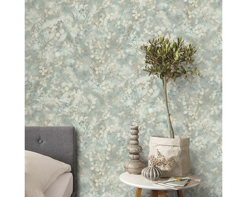 Kamerzicht met bloemenbehang, bijzettafel, plant en hoofdeinde