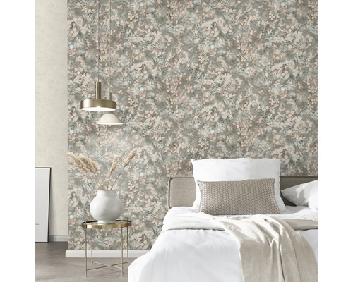 Slaapkamer met bloemmotief behang, bed en bijzettafel met decoratie