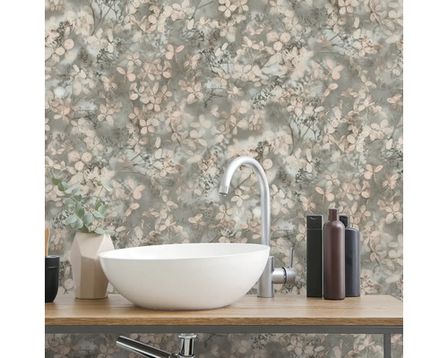 Badkamer met wastafel, kraan en bloemenbehang