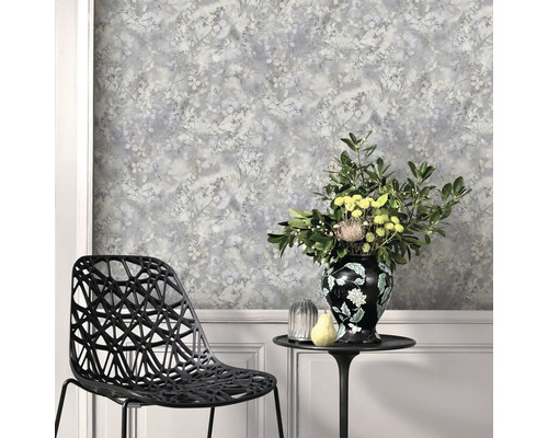 Scene met patroonbehang, stoel en tafel met bloemenvaas