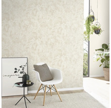 Woonkamer met behang met patroon, stoel, bijzettafel en kamerplanten.