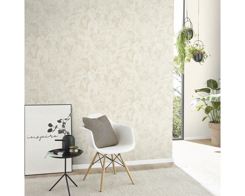 Woonkamer met behang met patroon, stoel, bijzettafel en kamerplanten.