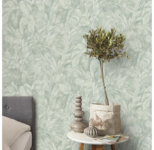 Woonkamer met bladbehang, tafel en decoratie