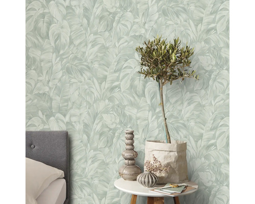 Woonkamer met bladbehang, tafel en decoratie