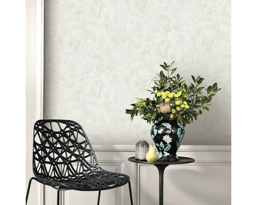 Wanddecoratie met bloemmotief behang, gecombineerd met een zwarte stoel en een bijzettafel met bloemenvaas