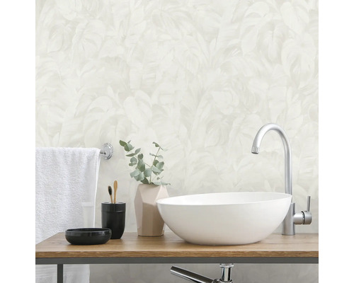 Badkamer met waskom, kraan, handdoek en accessoires op een houten plank voor een behang met motief