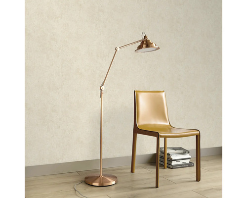 Vloerlamp en stoel in een interieur