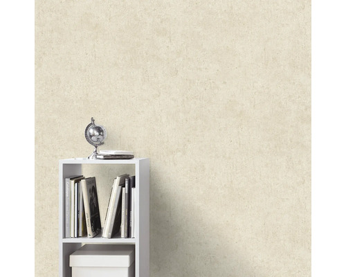 Lichtgekleurd structuurbehang naast een plank met boeken en decoratie