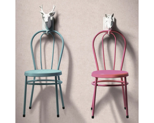 Twee stoelen met wandhaken in de vorm van een dierenkop