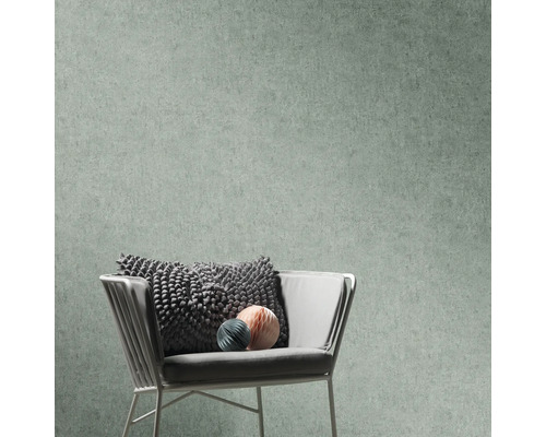 Scene met patroonbehang, stoel, kussen en decoratie