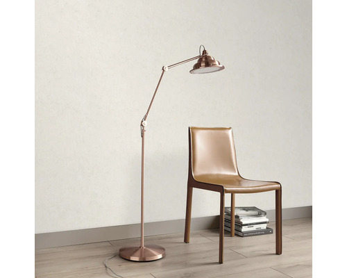 Vloerlamp en stoel van metaal en leer