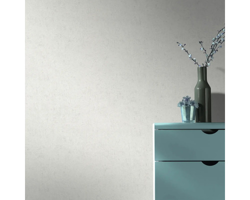 Muur met houtsnipperstructuur, ladekast, decoratie met vaas en bloemen