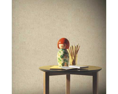 Decoratieve scène met een Kokeshi-pop, pennen en een notitieboek op een tafel