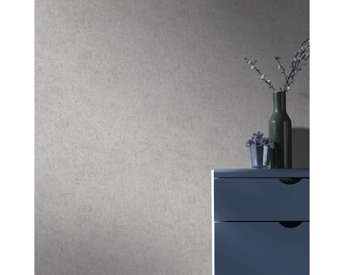 Grijze structuurbehang met ladekast en decoratie