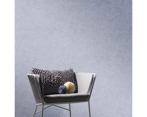 Fauteuil met kussen en decoratieve ballen voor een wand