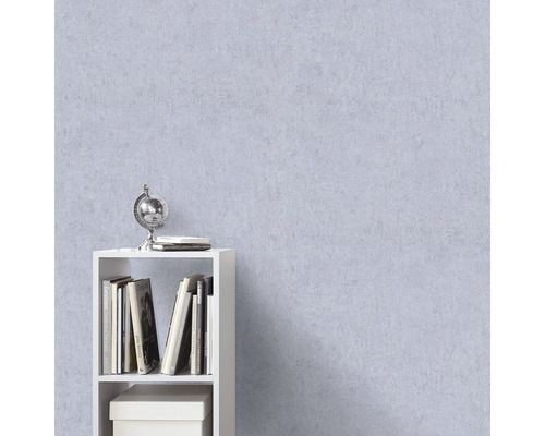 Wand met structuur en boekenplank