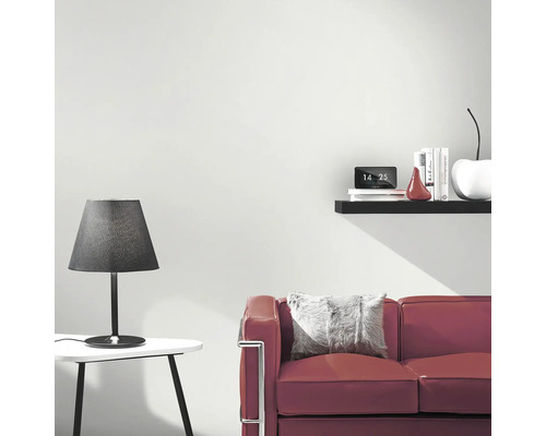 Woonkamer met bank, tafellamp en wandplank