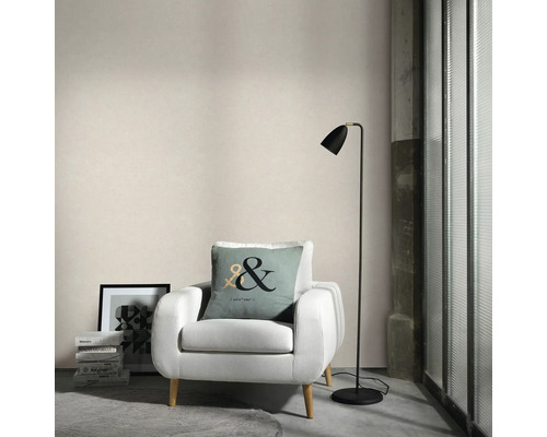 Lichte kamer met fauteuil, vloerlamp en decoraties