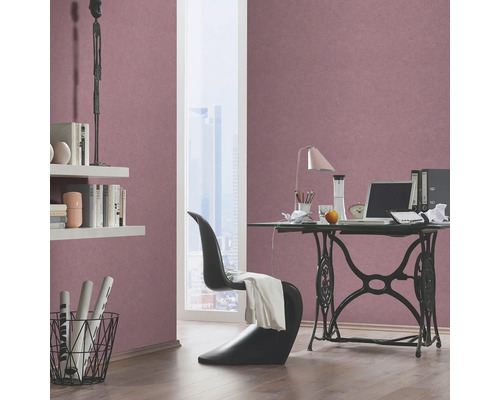 Werkkamer met bureau, stoel en plank tegen een muur met vliesbehang