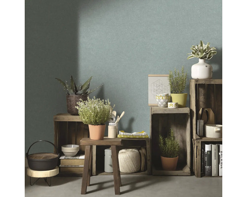 Decoratief interieur met planten in potten en houten krattenrekken voor een muur met patroon