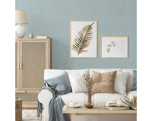 Woonkamer met bank, kast en wanddecoratie voor een gezellige sfeer.