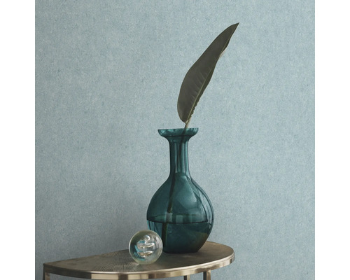 Decoratieve glazen vaas met blad op een tafel