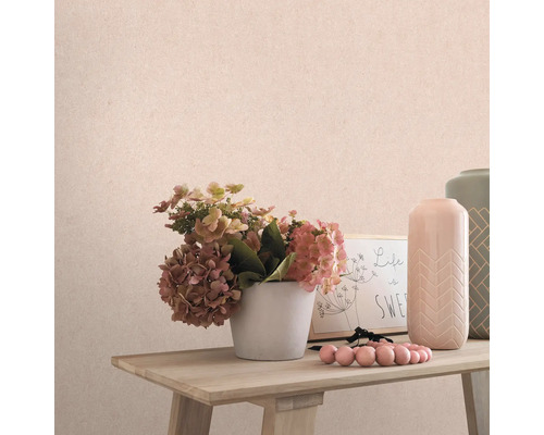 Decoratief behang met bloemen en vazen op een houten tafel