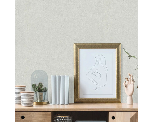 Close-up van beige vliesbehang met fijne structuur in de woonkamer