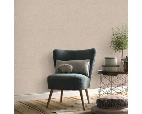 Scene met gestructureerd behang, stoel, kussen en bijzettafel