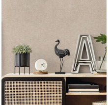 Decoratief dressoir met kamerplant, klok, kraanvogelbeeld en grote letter