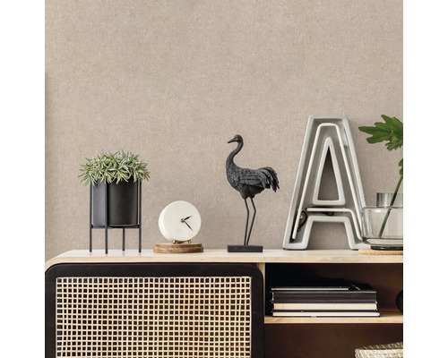 Decoratief dressoir met kamerplant, klok, kraanvogelbeeld en grote letter