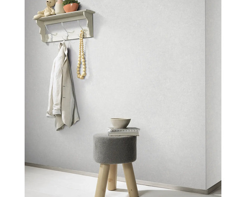 Lichte kamer met wandkapstok en kruk als wanddecoratie