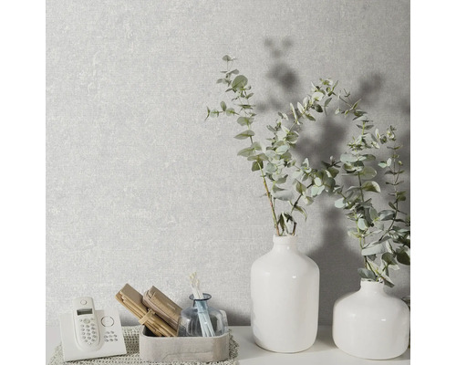 Lichte kamer met patroonbehang, twee witte vazen, eucalyptus takken en decoratieve artikelen