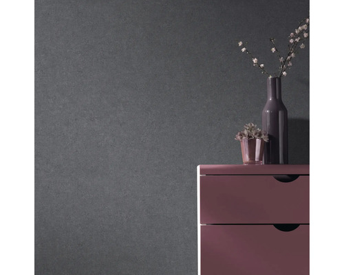 Decoratieve grijze wandachtergrond met ladekast, vaas en plant