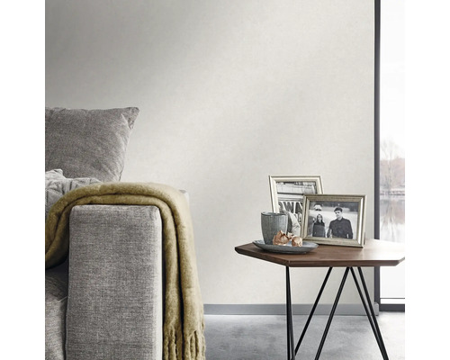 Woonkamerscène met bank, bijzettafel en structuurbehang