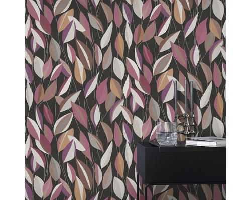 Wand met behang, bladmotief, donkere achtergrond