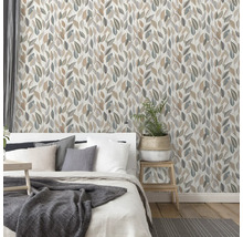 Slaapkamer met bed en behang met bladeren