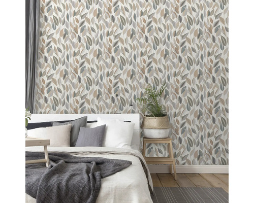 Slaapkamer met bed en behang met bladeren