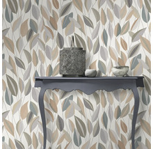Decoratief behang met bladerpatroon en console met decoratieve objecten