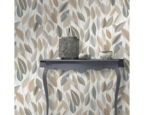 Decoratief behang met bladerpatroon en console met decoratieve objecten