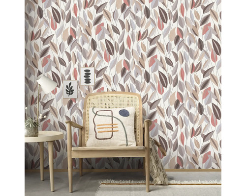 Wanddecoratie met behang met bladerpatroon, aangevuld met stoel en decoraties