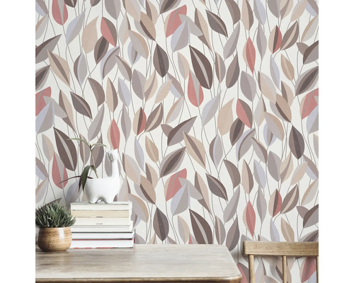 Kamer met behang met bladerpatroon