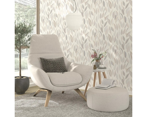 Woonkamer met fauteuil, voetenbank, bijzettafel en behang met print