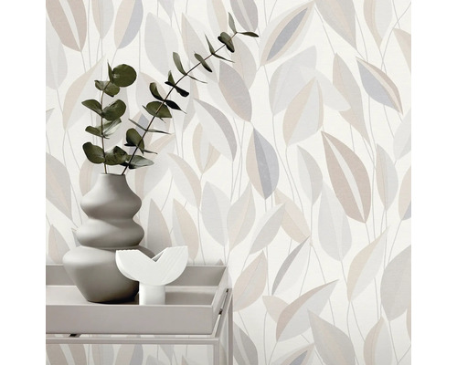 Muur met behang met bladmotief, gedecoreerd met vaas en kunstvoorwerp