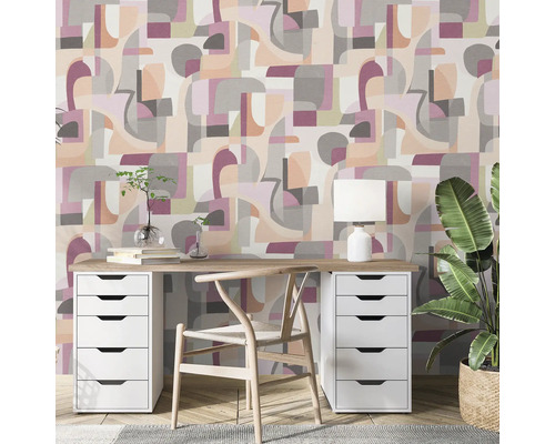 Kantoor met patroonbehang, bureau, stoel en kamerplant voor een lichte en georganiseerde sfeer